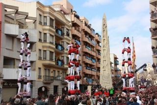 Imatge de l&#039;actuació de 10.000 castellers de tots els Països Catalans actuant simultàniament a Valls a la Font de la Manxa, al costat del monument dels castells, en les Decennals del 2011