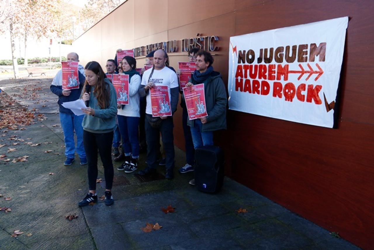 Imatge d&#039;arxiu d&#039;alguns activistes de la plataforma Aturem Hard Rock, el passat 15 de desembre, davant la seu del CRT a Vila-seca 