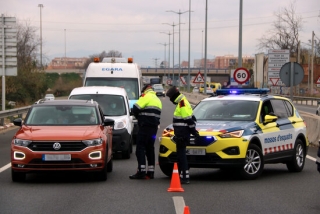 Imatge d&#039;un control dels Mossos d&#039;Esquadra aturant vehicles a la T-11, a l&#039;entrada de Tarragona, el 7 de gener de 2021