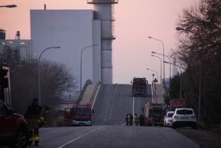L&#039;entrada a la planta d&#039;IQOXE a la Canonja, amb diversos camions de Bombers entrant i sortint, el 15 de gener del 2020 