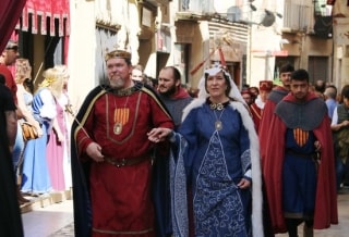 Els reis durant la comitiva pel carrer Major en la Setmana Medieval de Montblanc