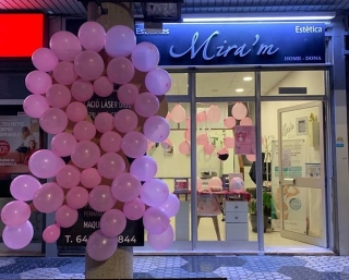 Aquest dilluns 19 d&#039;ocubre, Dia Internacional contra el càncer de mama, més de 80 comerços s&#039;han decorat amb globus roses i altres elements
