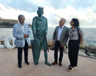 L&#039;escultura del Rei Jaume I, amb l&#039;alcalde de Salou, Pere Granados, el vicepresident de la Diputació, Quim Nin, i l&#039;escultora Natàlia Ferré