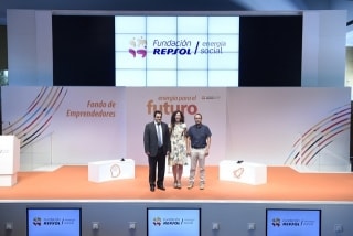 Els representant de la Startup de Tarragona, Cristina Saez de Pipaon i Elías Daura, rebent el reconeixement de la Fundación Repsol