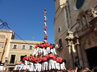 Pilar de 8 amb folre i manilles descarregat per la Colla Joves Xiquets de Valls, durant la diada de Santa Teresa del Vendrell