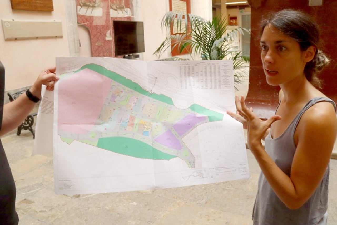 La consellera d&#039;Habitatge, Eva Miguel, mostra el plànol dels nous apartaments, que se situarien en dues parcel·les del PP10, entre el barri de Campclar i el nou centre comercial que vol aixecar Ten Brinke, a la zona de les Gavarres 