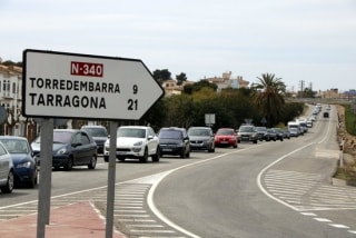 Imatge d&#039;arxiu d&#039;una llarga cua de vehicles a l&#039;N-340 en l&#039;operació tornada de Setmana Santa, amb un cartell indicatiu on s&#039;hi pot llegir &#039;Torredembarra&#039; i &#039;Tarragona&#039; 