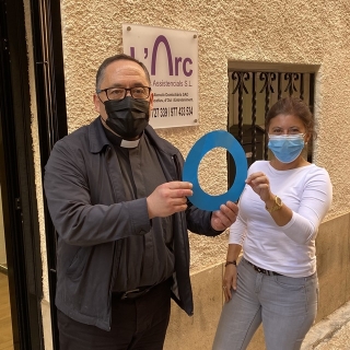 Antonio Rodriguez, president Associació de Diabètics Comarques de Tarragona i El Vendrell, i Jerusalen Torra, gerent de L&#039;Arc Serveis, mostren el símbol de la diabetis a la seu del Vendrell