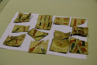 Imatge dels diversos fragments de naips del segle XVI localitzats a l&#039;interior de la caixa del rellotge del monestir de Santes Creus
