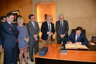 El secretari de l’Estat per a l’Esport, José Ramon Lete, signa el Llibre d&#039;Honor de l&#039;Ajuntament de Tarragona