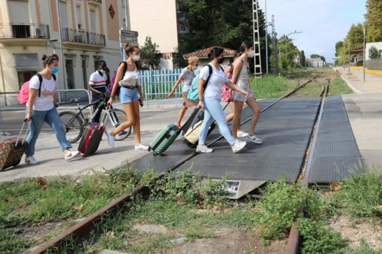 Un grup de turistes travessant l&#039;antiga via del tren al centre de Salou, al voltant de la qual es projectarà el nou Eix Cívic