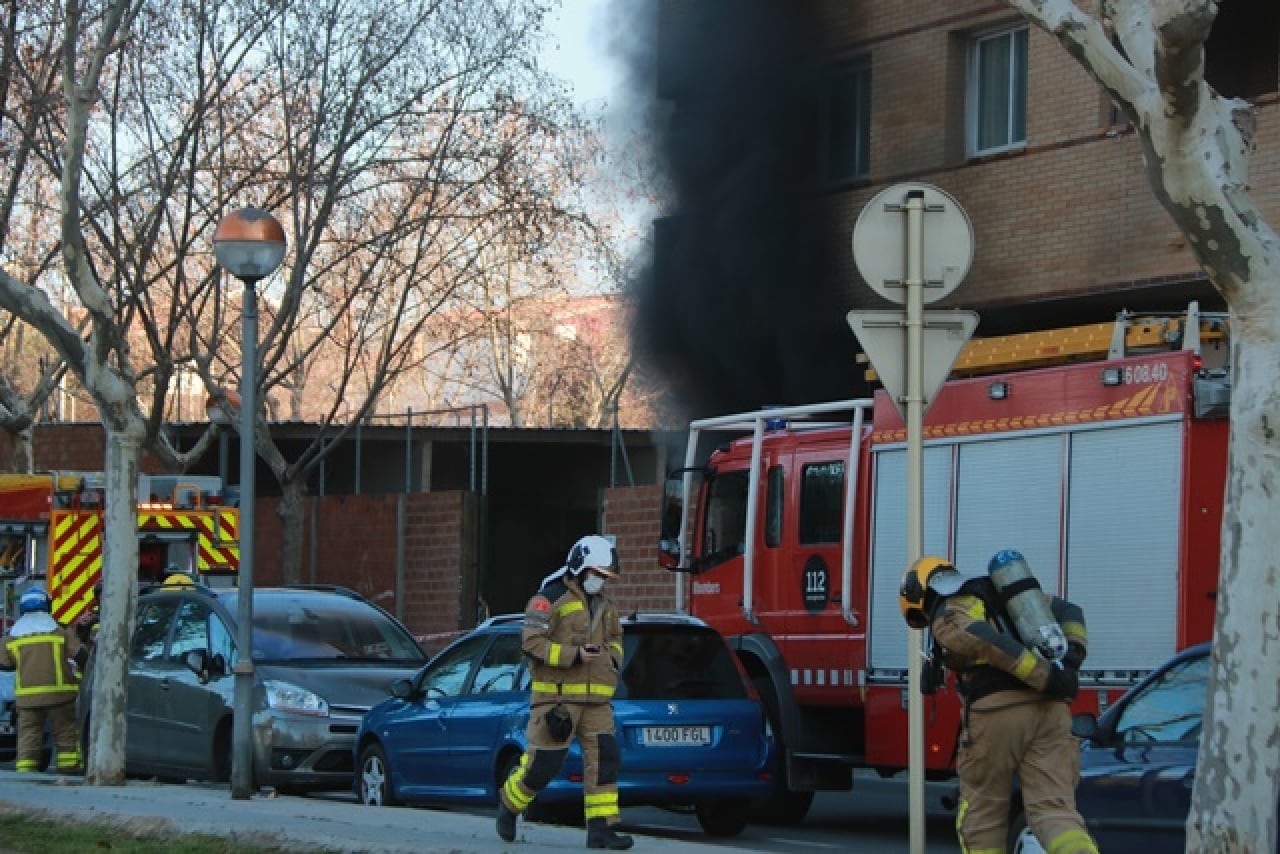 Imatge d&#039;arxiu d&#039;uns bombers treballant en un incendi en un garatge