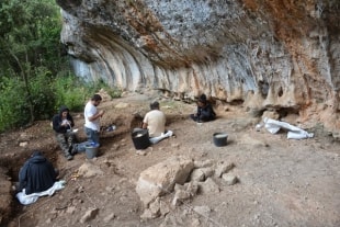 Excavacions a la Cova de les Borres de la Febró, al Baix Camp.