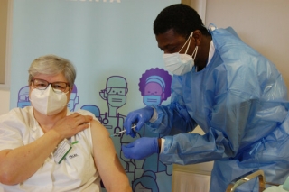 Imatge d&#039;Imma Fornells, la primera professional sanitària en rebre la segona dosi de la vacuna a la residència la Creu de Palau de Girona