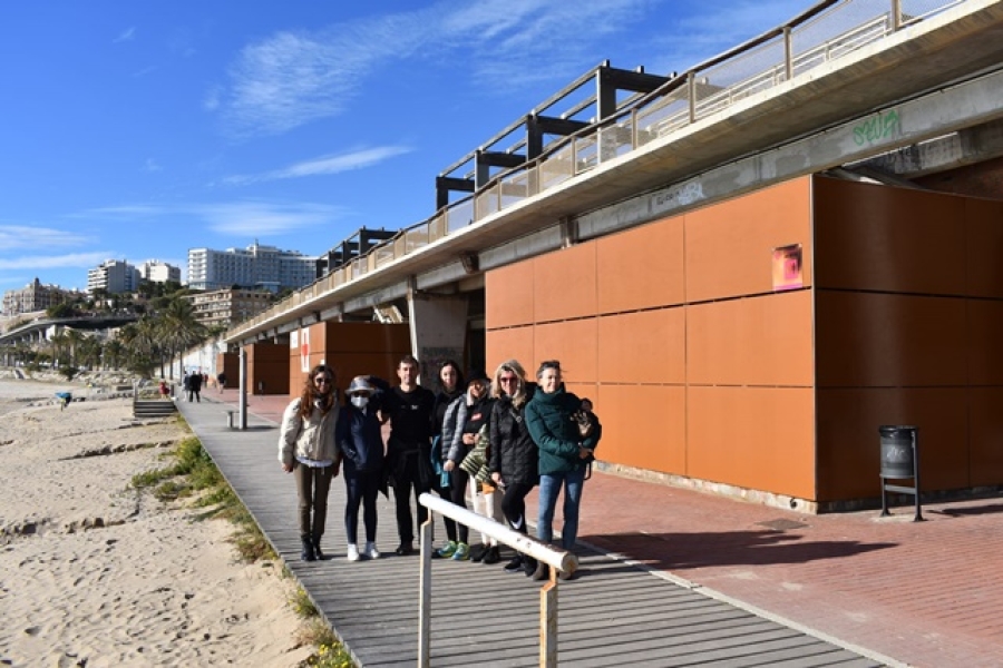 Membres de la plataforma SOS Costa Daurada davant de la plataforma de la platja del Miracle, a Tarragona