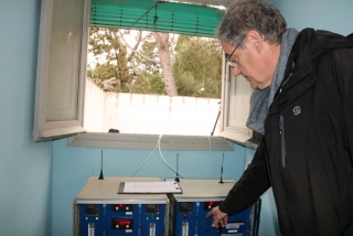 El director del Laboratori del Centre de Medi Ambient de la UPC, Xavier Roca, mostrant equips per mesurar la contaminació de l&#039;aire