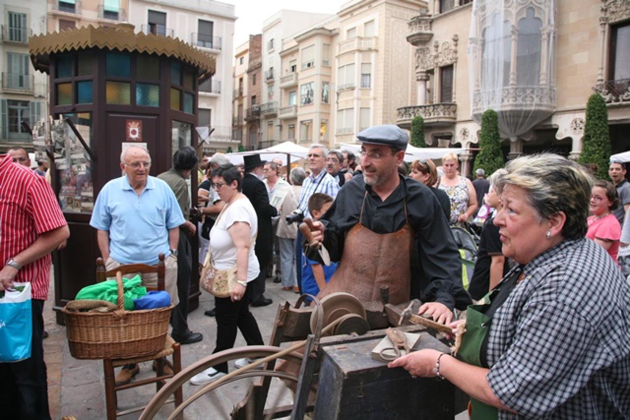 El Mercat al Mercadal és una recreació històrica, amb personatges vestits de l’època, compradors i venedors de les parades del mercat