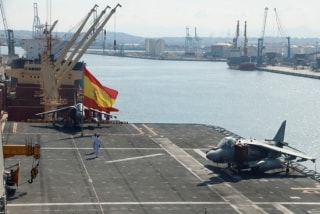 Coberta del portaavions Juan Carlos I, on oneja una bandera espanyola