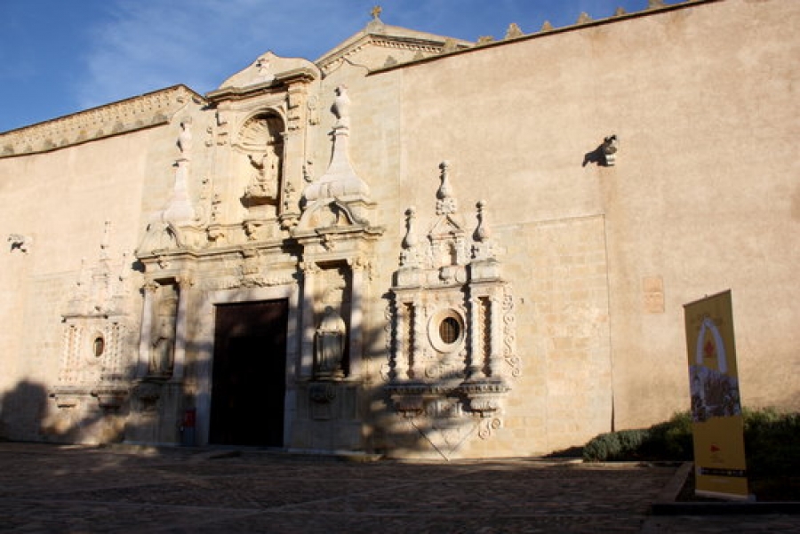 Exterior de l&#039;església del Monestir de Poblet, amb un cartell de La Ruta del Cister a la dreta, en una foto d&#039;arxiu