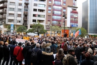 Imatge general de la concentració davant la delegació del govern espanyol a València