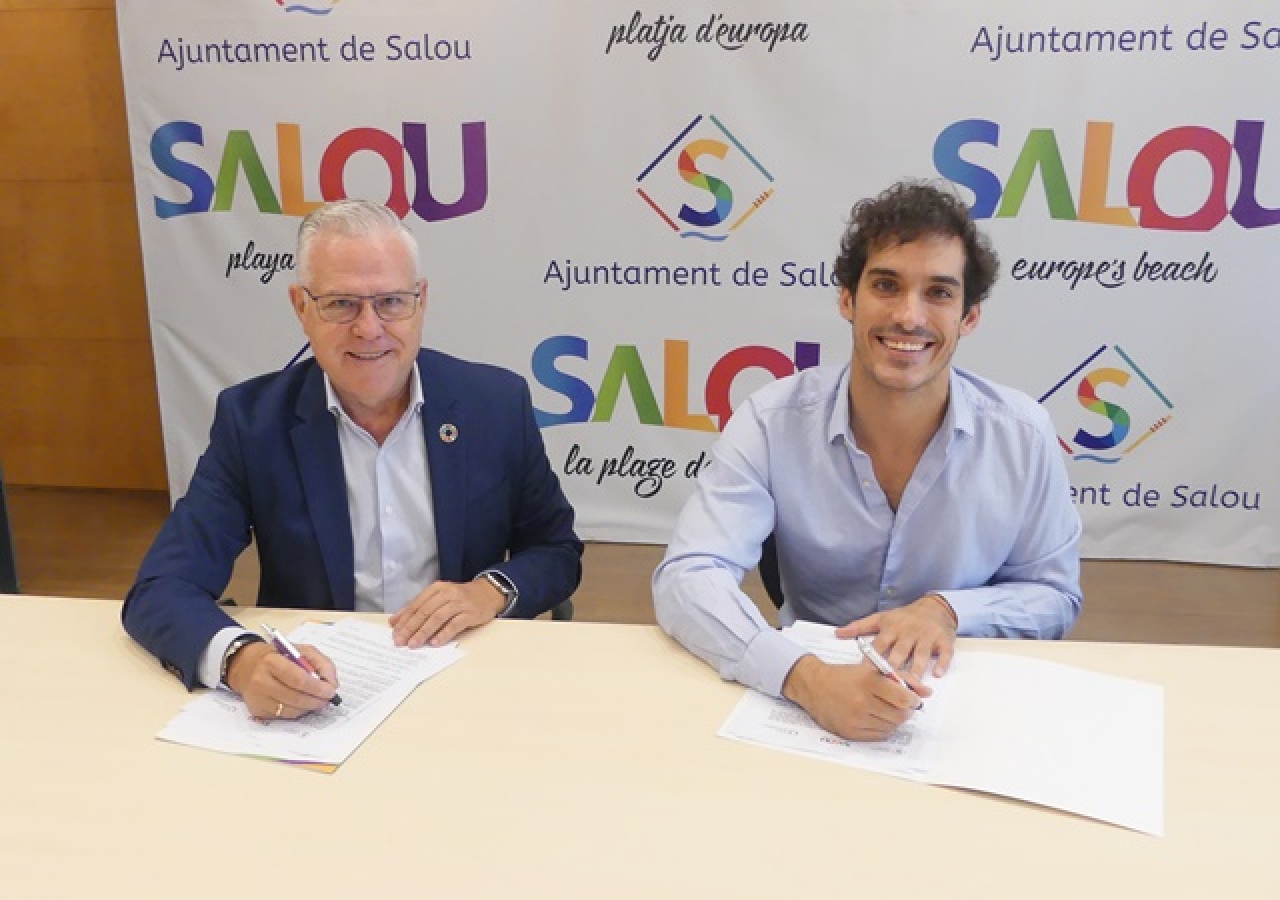 Signatura d&#039;una carta de compromís entre l&#039;alcalde de Salou, Pere Granados, i el president de Queer Destinations, Oriol Pàmies