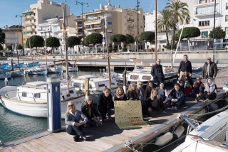 Per promocionar la iniciativa, l’alcalde de Cambrils, Oliver Klein; el regidor Joan Maria Artigau, i un grup de creadors i creadores es van fer una fotografia davant les barques de vela llatina del port