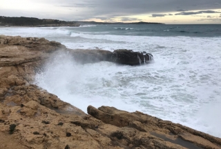 Onades impactant contra les roques, a prop de la platja de l&#039;Arrabassada de Tarragona, durant el temporal marítim, aquest dilluns 20 de gener del 2020 