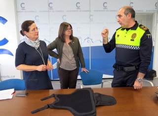Imatge d&#039;arxiu del cap de la Policia Local, Josep Muñoz, amb l&#039;alcaldessa de Cambrils, Camí Mendoza; la regidora de Protecció Ciutadana i Mobilitat, Yolanda Quílez