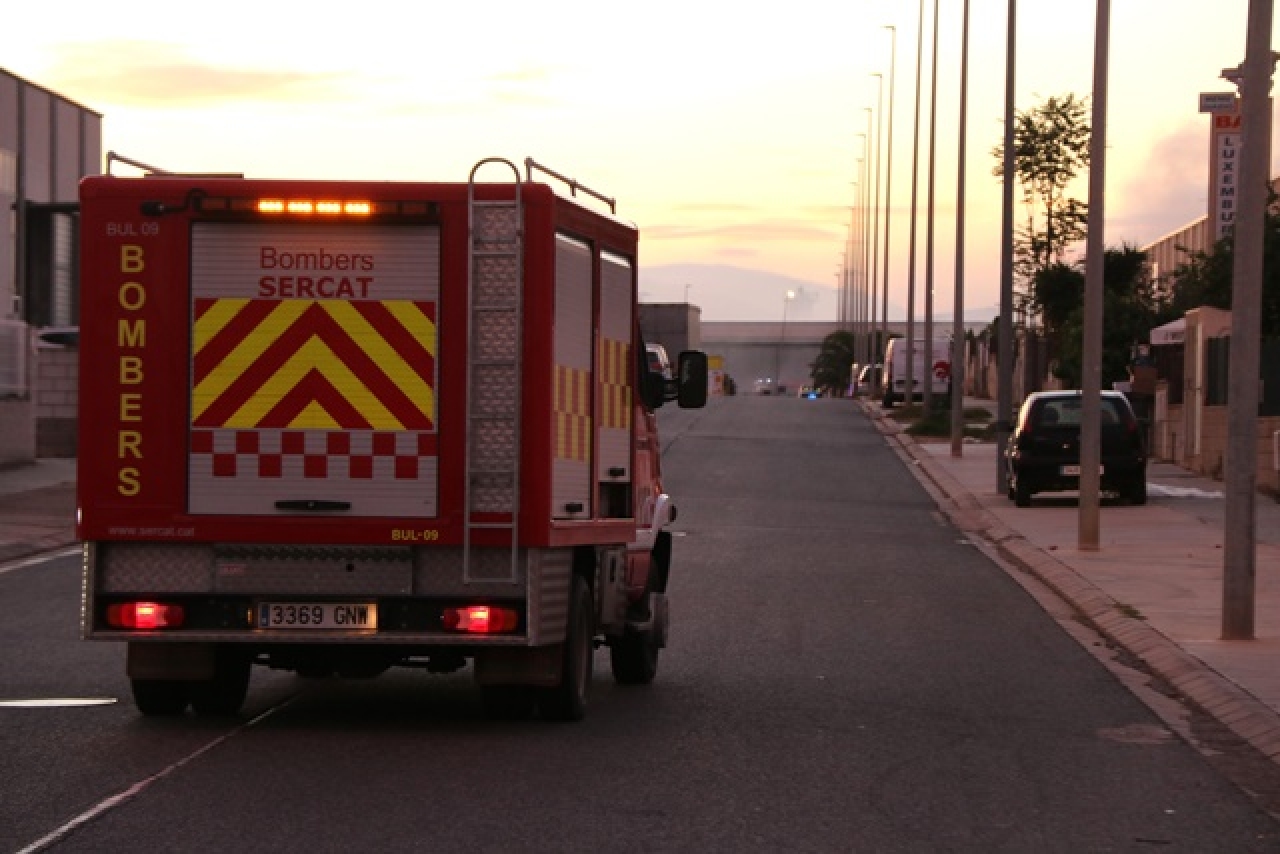Un camió de bombers al polígon industrial de Constantí durant l&#039;activiació de l&#039;emergència del Plaseqta per foc en una fàbrica de sofre