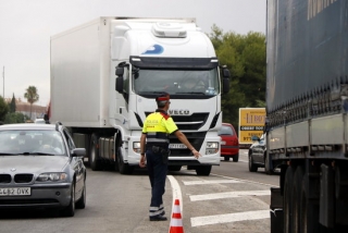 Imatge d&#039;arxiu d&#039;un agent dels Mossos d&#039;Esquadra aturant un camió a l&#039;N-340, a l&#039;alçada de Roda de Berà, per on no hauria de circular
