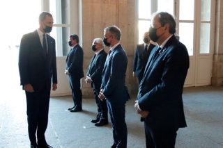 Imatge del rei Felip VI saludant el president de la Generalitat, Quim Torra, en l&#039;acte d&#039;estat per les víctimes de la covid-19, el 16 de juliol de 2020