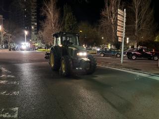 Imatge d&#039;un dels tractors marxant de la plaça Imperial Tarraco de Tarragona