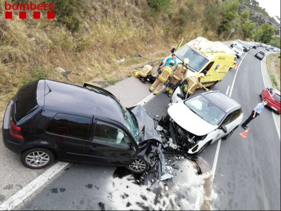 Imatge de l&#039;accident frontal de trànsit entre dos cotxes a la C-14 a Montblanc, el 7 d&#039;agost de 2021