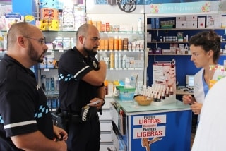 Agents de la Policia Local d&#039;Altafulla atenent a una comerciant