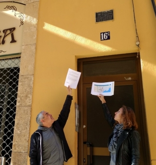La regidora de la CUP de Tarragona, Laia Estrada, i l&#039;exregidor Jordi Martí, en una façana amb una placa franquista, en una imatge d&#039;arxiu
