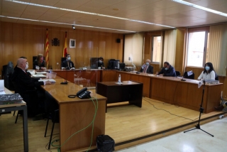 Imatge de la sala de vistes de l&#039;Audiència de Tarragona on es jutgen els presumptes segrestadors de dos homes a Reus, el 8 de febrer de 2021