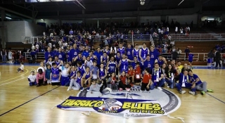 Foto de grup del l&#039;Ibersol Club Bàsquet Tarragona, al Pavelló del Serrallo, després de proclamar-se campió del grup CA de la Liga EBA