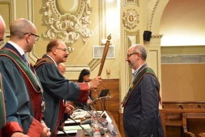 Moment en què el director de l&#039;Institut Català d&#039;Arqueologia Clàssica (ICAC), el Dr. Joan Gómez Pallarès, va ser investit confrare d&#039;honor.