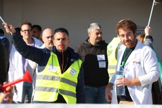 Enginyers treballadors de Lear de Valls protesten a les portes de la fàbrica per reclamar un increment salarial i la regulació del teletreball per conveni 