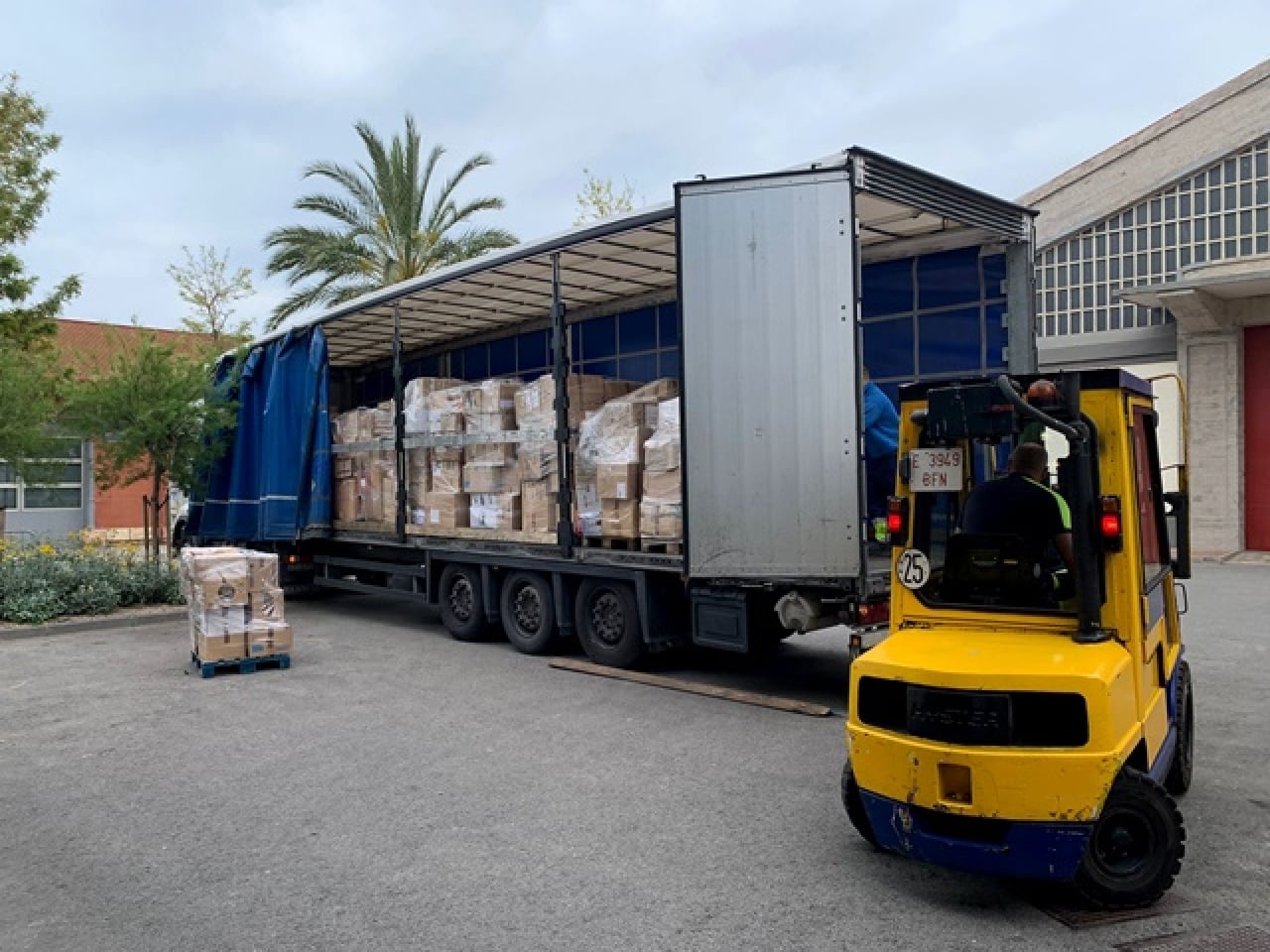 Un operari del Port de Tarragona carregant un camió amb material humanitari per enviar a Ucraïna