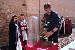 El president de l&#039;Associació Medieval de la Llegenda de Sant Jordi, Maties Martí, col·loca la primera rosa de Catalunya en un recipient de vidre