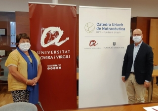 La rectora de la URV, María José Figueras, amb Javier Navarrio, director de Consumer Health Care d&#039;Uriach, durant la signatura del conveni