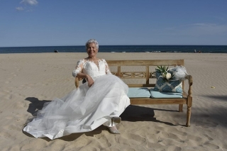 Imatge de la model, vestida de núvia a la platja de Torredembarra, que protagonitza la campanya publicitària per combatre l&#039;&quot;edatisme&quot;