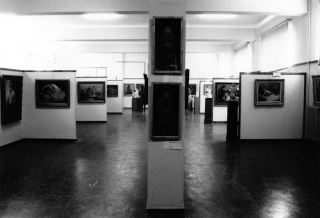 Fotografia en blanc i negre d&#039;una sala del Museu de Valls, a la Casa de Cultura