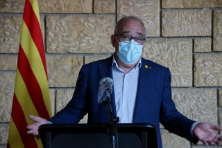 El conseller d&#039;Educació, Josep Bargalló, adreçant-se als mitjans des d&#039;un faristol al Complex Educatiu de Tarragona, el 29 de juliol del  2020