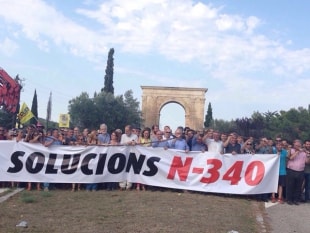 Els alcaldes de les comarques de Tarragona amb una cadena, es van reivindicar a l’Arc de Berà per reclamar millores de circulació a l’N-340.