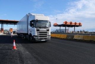 Imatge  d&#039;un camió al seu pas pel nou peatge troncal de l&#039;AP-7 entre Vila-seca i Salou, el 20 de desembre del 2019