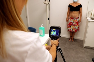 La investigadora de l&#039;IISPV, Carolina Serena, utilitzant la càmera tèrmica amb una pacient que ha participat en la prova pilot