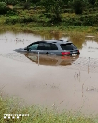 Imatge d&#039;un cotxe completament inundat a per els aiguats al Montsià i el Baix Ebre,  l&#039;1 de setembre del 2021