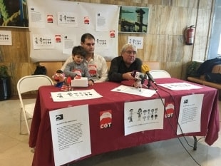 El delegat sindical de la CGT i afectat, Ferran Mansergas, amb el seu fill, i el portaveu sindical a l&#039;hospital, Agustí Aragonès.